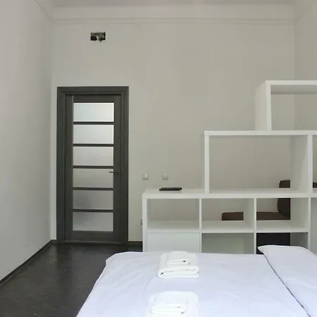 по вулиці голубовича 42 біля вокзалу комфортна повноцінна стильна Lviv