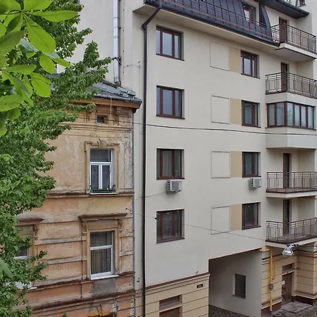 по вулиці голубовича 42 біля вокзалу комфортна повноцінна стильна * Lviv