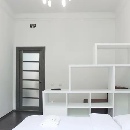 Apartment по вулиці голубовича 42 біля вокзалу комфортна повноцінна стильна Lviv