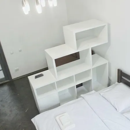 по вулиці голубовича 42 біля вокзалу комфортна повноцінна стильна *