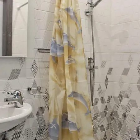 по вулиці голубовича 42 біля вокзалу комфортна повноцінна стильна