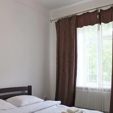 по вулиці голубовича 42 біля вокзалу комфортна повноцінна стильна * Lviv