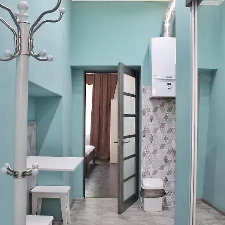 по вулиці голубовича 42 біля вокзалу комфортна повноцінна стильна