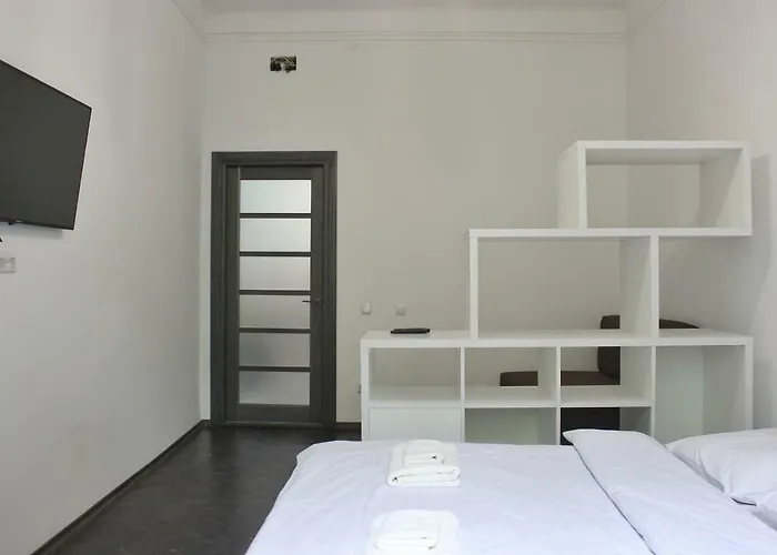 по вулиці голубовича 42 біля вокзалу комфортна повноцінна стильна Λβιβ