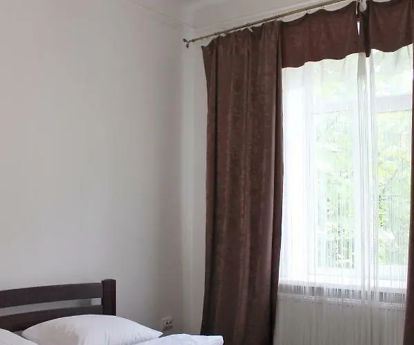 по вулиці голубовича 42 біля вокзалу комфортна повноцінна стильна * Leópolis